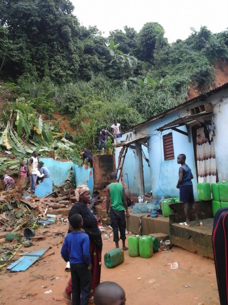 Article : Bienvenue &agrave; Mossikro, quartier des enterr&eacute;s vivants
